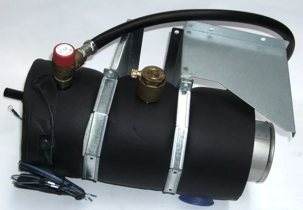 Daikin Zusatzheizung in schwarz, zylindrischer Form, mit Metallhaltern und Anschlussleitungen, für den Einsatz in Innengeräten.